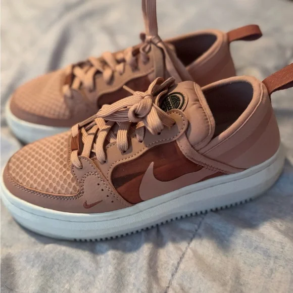 Nike women’s Sneakers in Pink and White - Picture 1 of 4